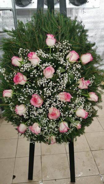 Венок из живых цветов №52 из роз и гипсофила - Фото 3 | Компания «Венок»