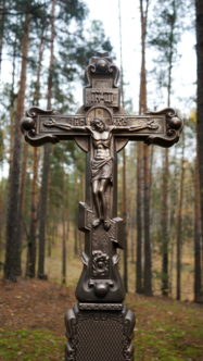 крест из литого камня