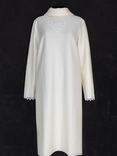 Платье женское из капитония с гипюром — молочное - Фото 1 | Компания «Венок»